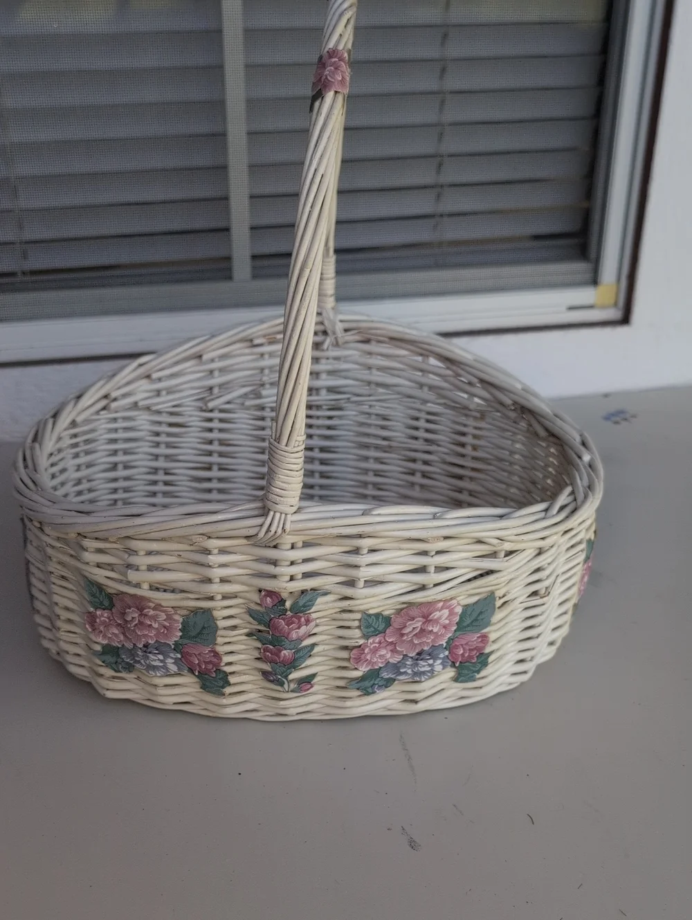 Vtg.White Wicker Floral Accent Basket with Handle(226)